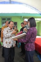 PEDULI PETANI, WABUB BERIKAN BANTUAN PERTANIAN