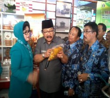 PAMERAN PRODUK KREATIF PKK RAMAIKAN BULAN BHAKTI GOTONG ROYONG KE-X 2013
