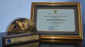 BUPATI BLITAR TERIMA PIAGAM DAN PLAKAT WTN 2012