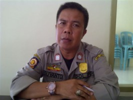 SATPOL PP MEMINTA PEMBANGUNAN KIOS DI DESA SELOPURO KEC. SELOPURO DIHENTIKAN SEMENTARA