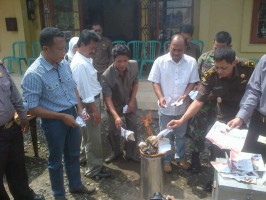 KPU KAB. BLITAR MUSNAHKAN 96 LEMBAR SURAT SUARA PILGUB RUSAK