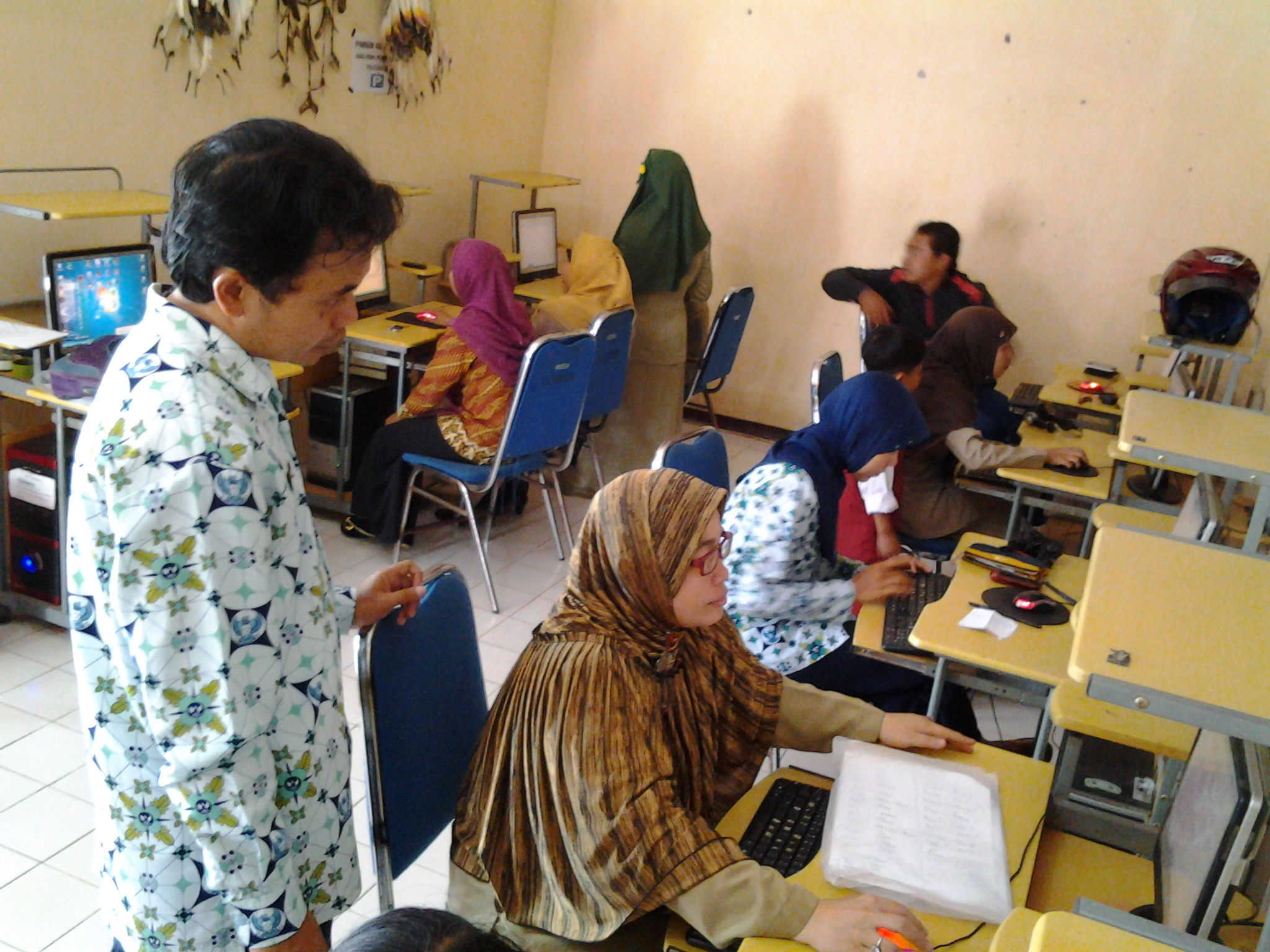 Pelatihan Internet Gratis Untuk Guru-Guru di Kecamatan Nglegok di Telecenter Bumi Penataran