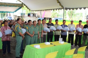 GUBERNUR JATIM SERAHKAN BANTUAN KEPADA KORBAN BANJIR