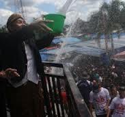 SIRAMAN GONG KYAI PRADAH, MASYARAKAT NGALAP BERKAH