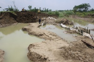 AKIBAT BANJIR, 15 TITIK TANGGUL DI KEC. SUTOJAYAN JEBOL