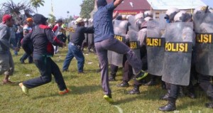 ANTISIPASI KERUSUHAN, POLRES BLITAR GELAR SIMULASI PEMILU 2014