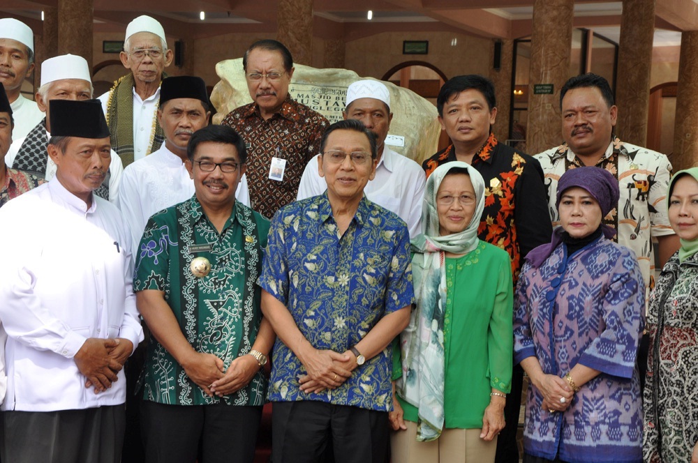 WAPRES BUDIONO RESMIKAN PEMBANGUNAN MASJID MUSTAWAN NGLEGOK – BLITAR