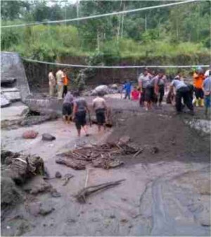 PEMKAB. BLITAR UPAYAKAN REKONSTRUKSI SEJUMLAH FASILITAS UMUM YANG RUSAK AKIBAT BENCANA KELUD SELESAI TAHUN INI JUGA