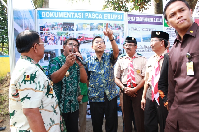 WAKIL PRESIDEN BOEDIONO KUNJUNGI KAWASAN RAWAN BENCANA ERUPSI GUNUNG KELUD DI BLITAR