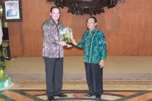 HUT AMERIKA SERIKAT, KONJEN USA DI SURABAYA KUNJUNGI KABUPATEN BLITAR