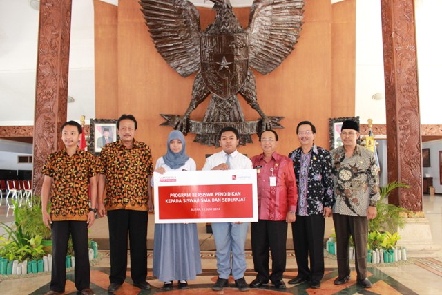 PEDULI PENDIDIKAN, HM.SAMPOERNA TBK SERAHKAN BEASISWA