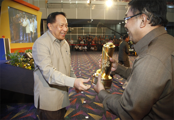 KABUPATEN BLITAR RAIH PIALA WAHANA TATA NUGRAHA