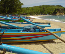 KAPAL TERBALIK DI PANTAI TAMBAKREJO, DUA ORANG NELAYAN DILAPORKAN HILANG