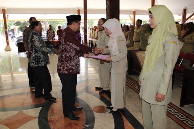 PENYERAHAN SK CPNS HONORER K2, BUPATI BLITAR: KERJA PROFESIONAL