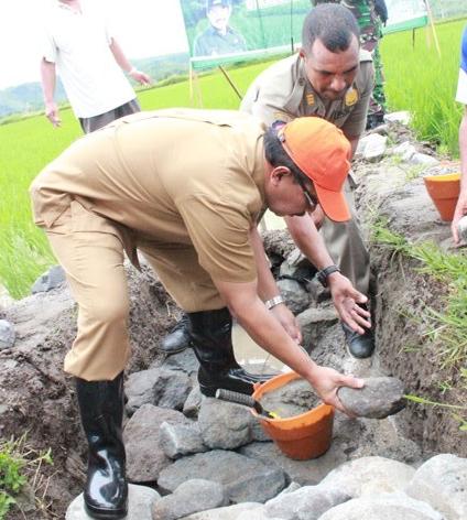 DUKUNG SWASEMBADA PANGAN, BUPATI BLITAR CANANGKAN GERAKAN PERBAIKAN JARINGAN IRIGASI
