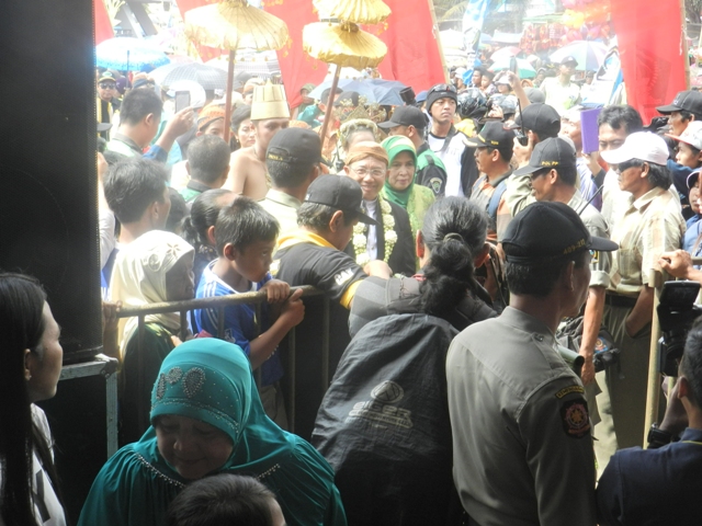 SIRAMAN GONG KYAI PRADAH, TRADISI YANG HARUS LESTARI