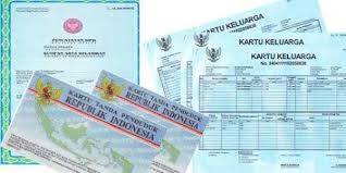 MEMBERIKAN KTP DAN AKTA KELAHIRAN