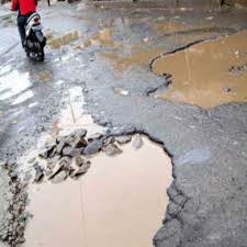 RATUSAN KILOMETER JALAN DI KABUPATEN BLITAR RUSAK, PEMKAB ANGGARKAN 140 MILIAR RUPIAH UNTUK PEMBANGUNAN DAN PEMELIHARAAN JALAN