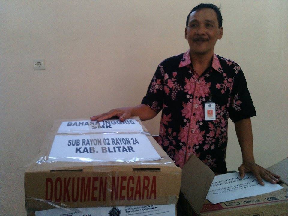 PESERTA UJIAN NASIONAL TINGKAT SMA TERPAKSA HARUS MENGOSONGKAN ITEM LISTENING PADA MATA UJIAN BAHASA INGGRIS