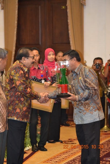 BUPATI BLITAR TERIMA PENGHARGAAN PEMBINA K3