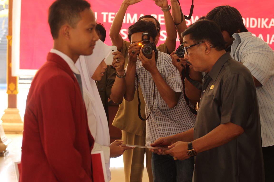 DUKUNG PENDIDIKAN BERKUALITAS, HM.SAMPOERNA TBK SERAHKAN BEASISWA