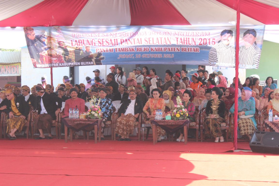 MENSYUKURI REZEKI  LEWAT TRADISI LARUNG SESAJI