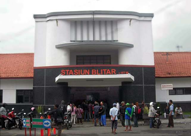 JELANG NATAL DAN TAHUN BARU TIKET KERETA API STASIUN BLITAR LUDES