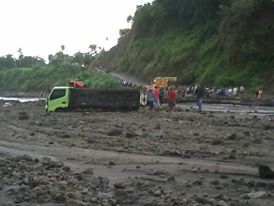 BPBD KAB.BLITAR HIMBAU WARGA YANG BERAKTIFITAS DI ALIRAN LAHAR GUNUNG KELUD, WASPADA BAHAYA LAHAR DINGIN