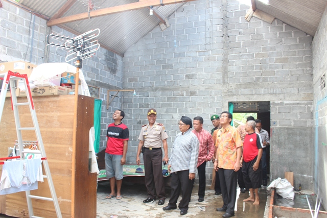 BUPATI BLITAR BERIKAN BANTUAN KORBAN PUTING BELIUNG