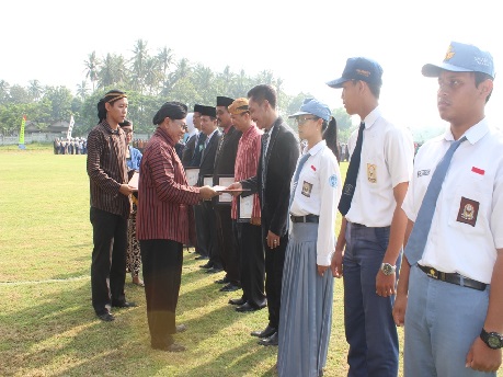 PENDIDIKAN, PELITA UNTUK MAJU DAN BERKARAKTER