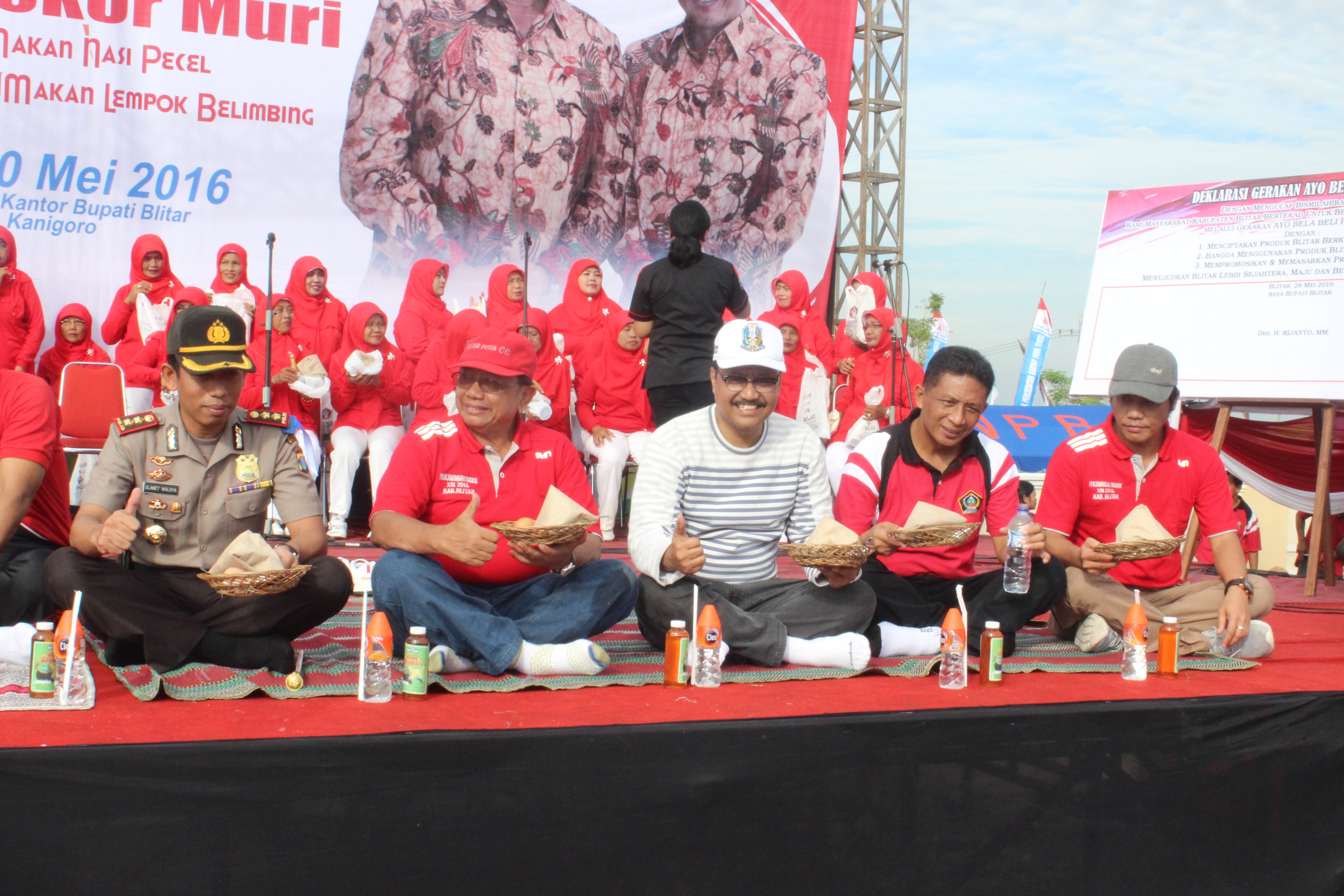 REFLEKSI GERAKAN AYO BELA BELI PRODUK BLITAR PECAH REKOR MURI MAKAN LEMPOK DAN NASI PECEL