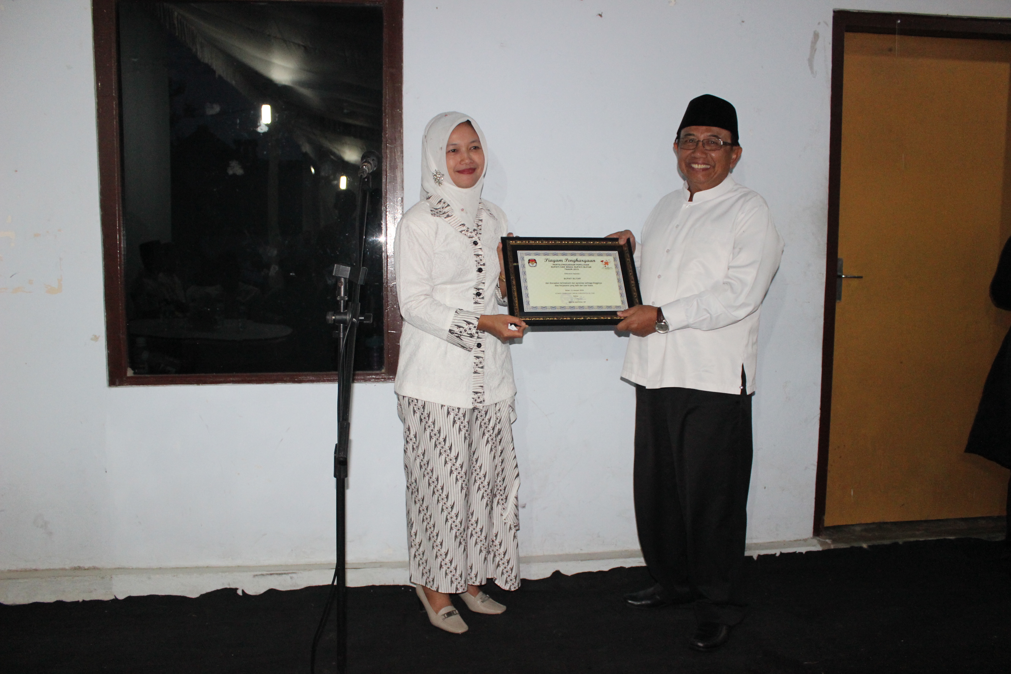 KPU SERAHKAN PENGHARGAAN PILKADA SUKSES 2015