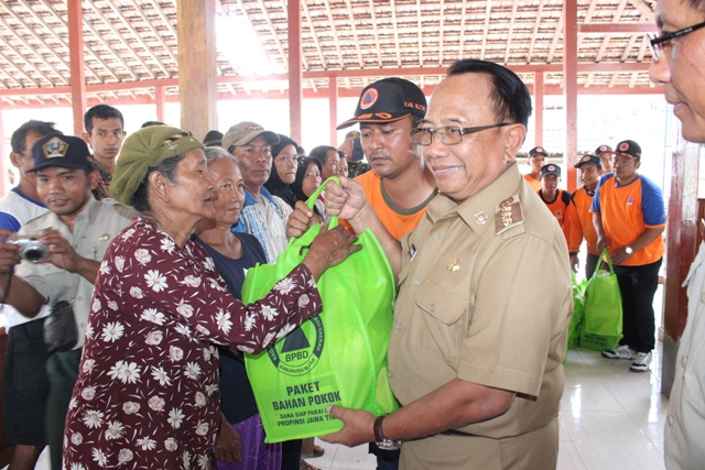 BUPATI BLITAR MEMBERIKAN BANTUAN KEPADA KORBAN PUTING BELIUNG