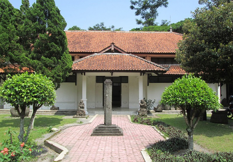 KOMISI IV DPRD KAB.BLITAR MENILAI DISPORBUDPAR BISA SELESAIKAN PERBAIKAN MUSEUM PENATARAN TAHUN INI