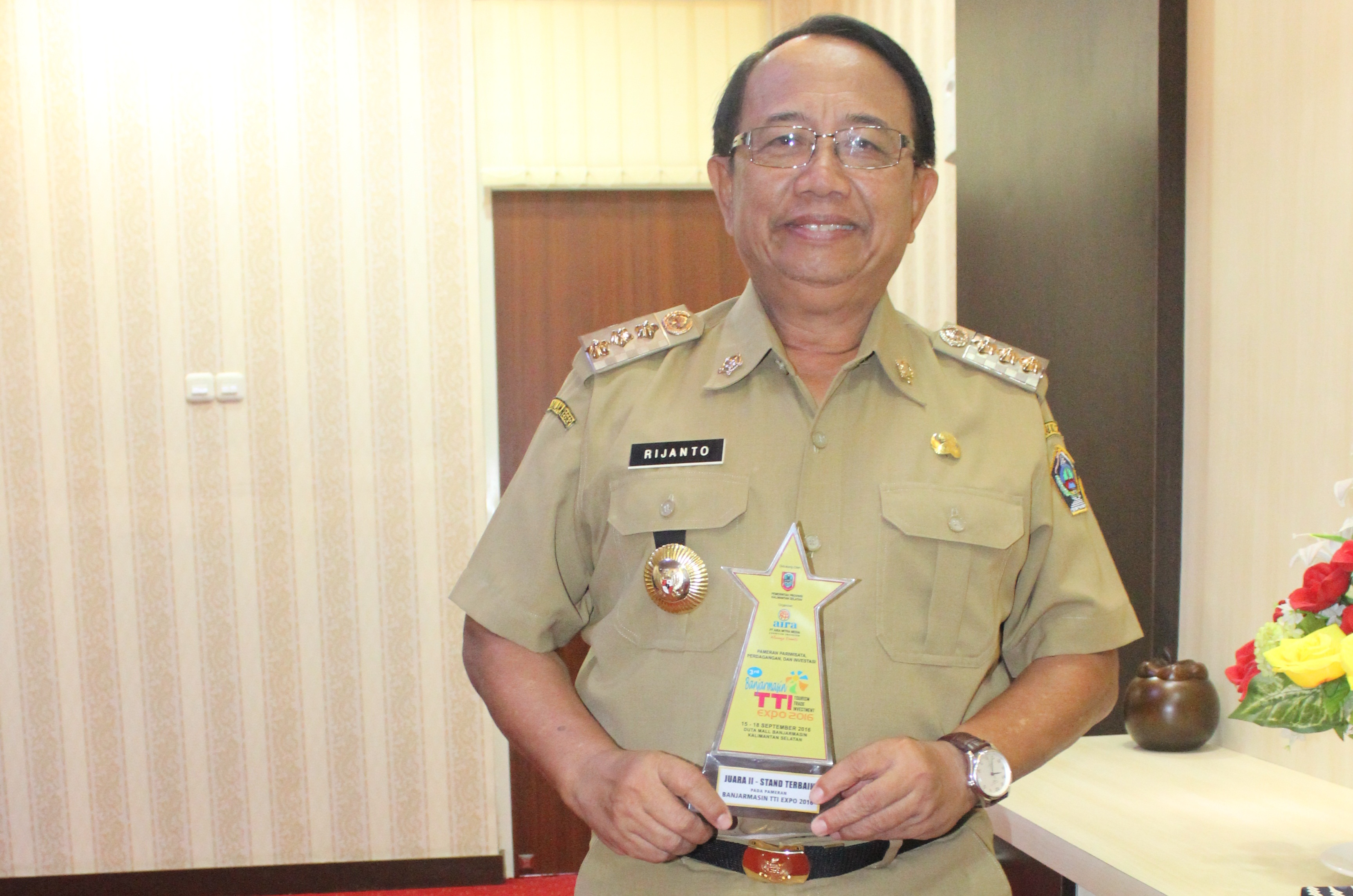 JUARA II STAND TERBAIK TTI TAHUN 2016 PRODUK UNGGULAN KABUPATEN BLITAR BANYAK DIMINTAI PENGUNJUNG