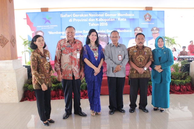 MENJADI BANGSA PEMBACA BUKU