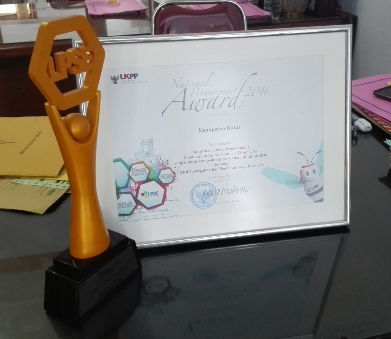 KABUPATEN BLITAR RAIH PENGHARGAAN KOMITMEN  100% E-PROCUREMENT