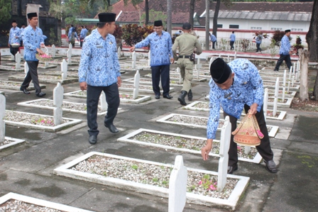 HUT KORPRI KE-45 PEJABAT ESELON PEMKAB. BLITAR TABUR BUNGA