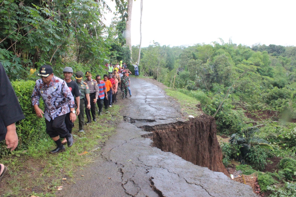 BENCANA  TANAH LONGSOR PEMKAB.BLITAR TANGGAP BENCANA