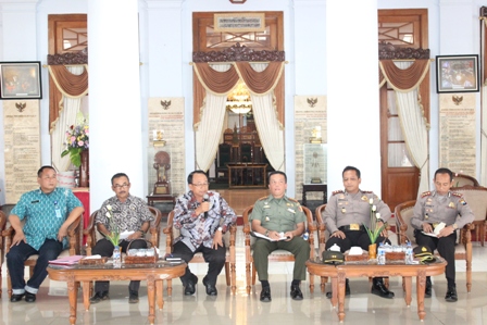 BENCANA  TANAH LONGSOR DI OLAK ALEN BUPATI BLITAR, PERINTAHKAN SEGERA BANGUN RUMAH KORBAN LONGSOR