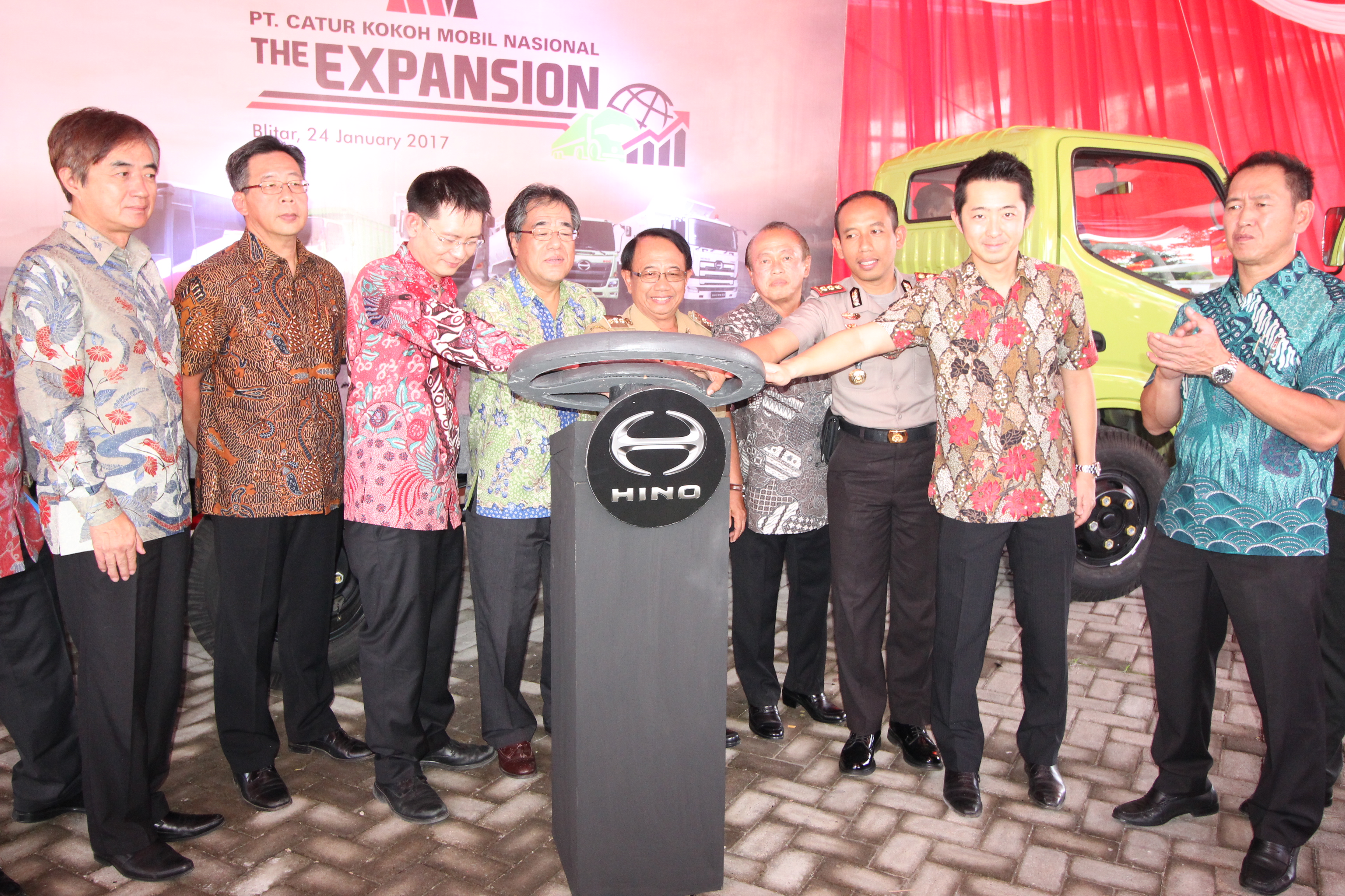 PERESMIAN SHOWROOM HINO BLITAR BUPATI BLITAR: HINO DUKUNG POTENSI KABUPATEN BLITAR