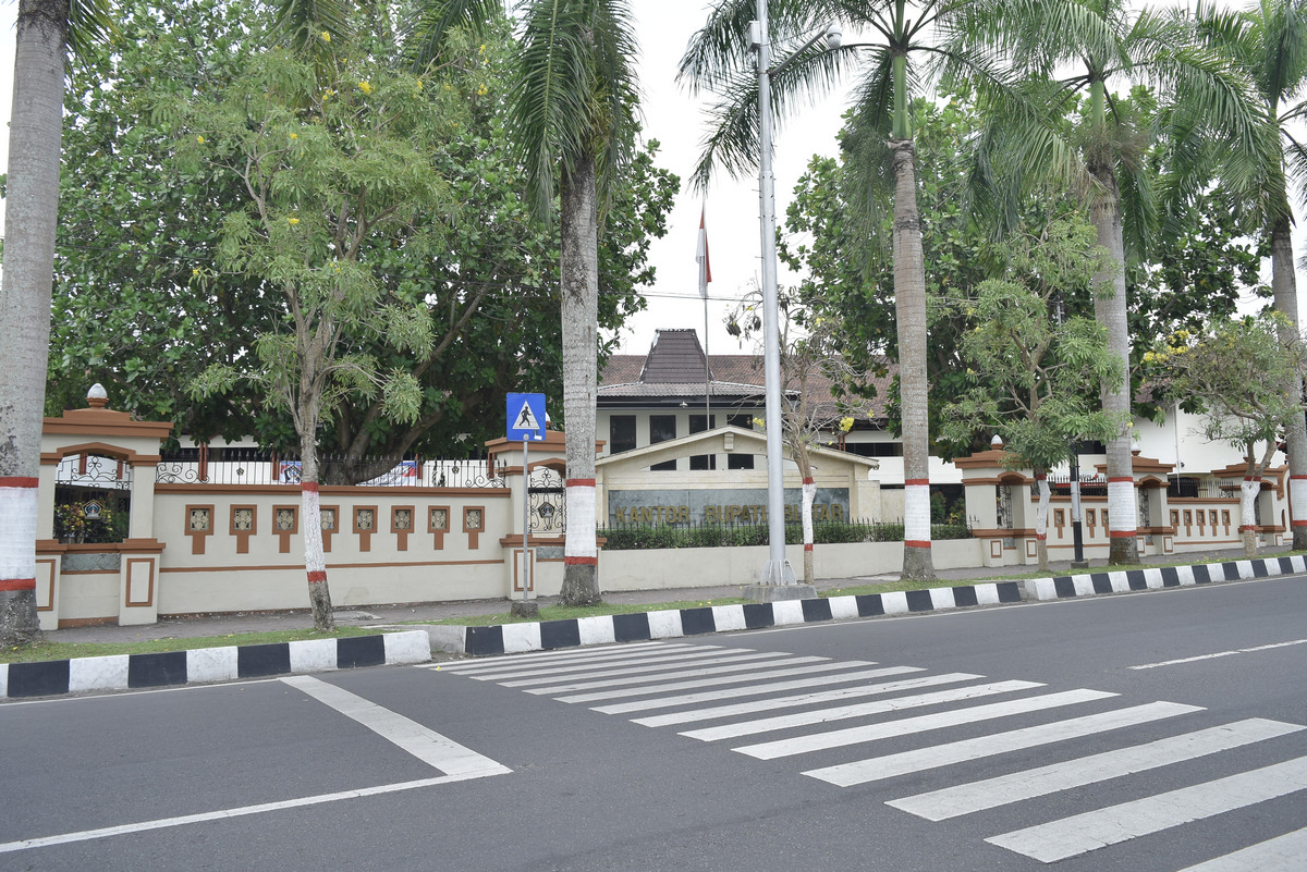 GEDUNG SEKRETARIAT LAMA PEMKAB. BLITAR DIALIH FUNGSIKAN UNTUK KANTOR EMPAT SKPD