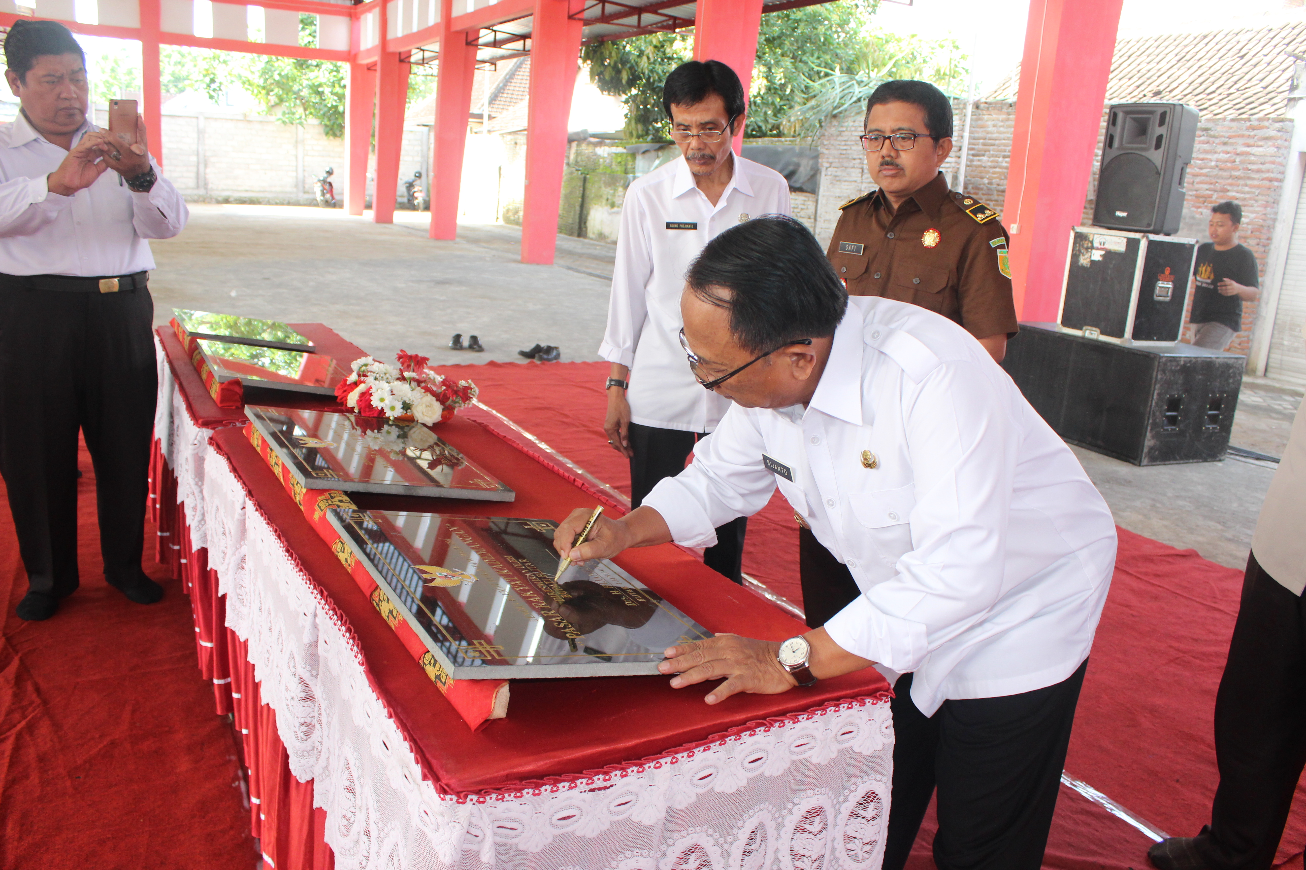 PERESMIAN PASAR RAKYAT BUPATI BLITAR: JANGAN TAKUT BERSAING