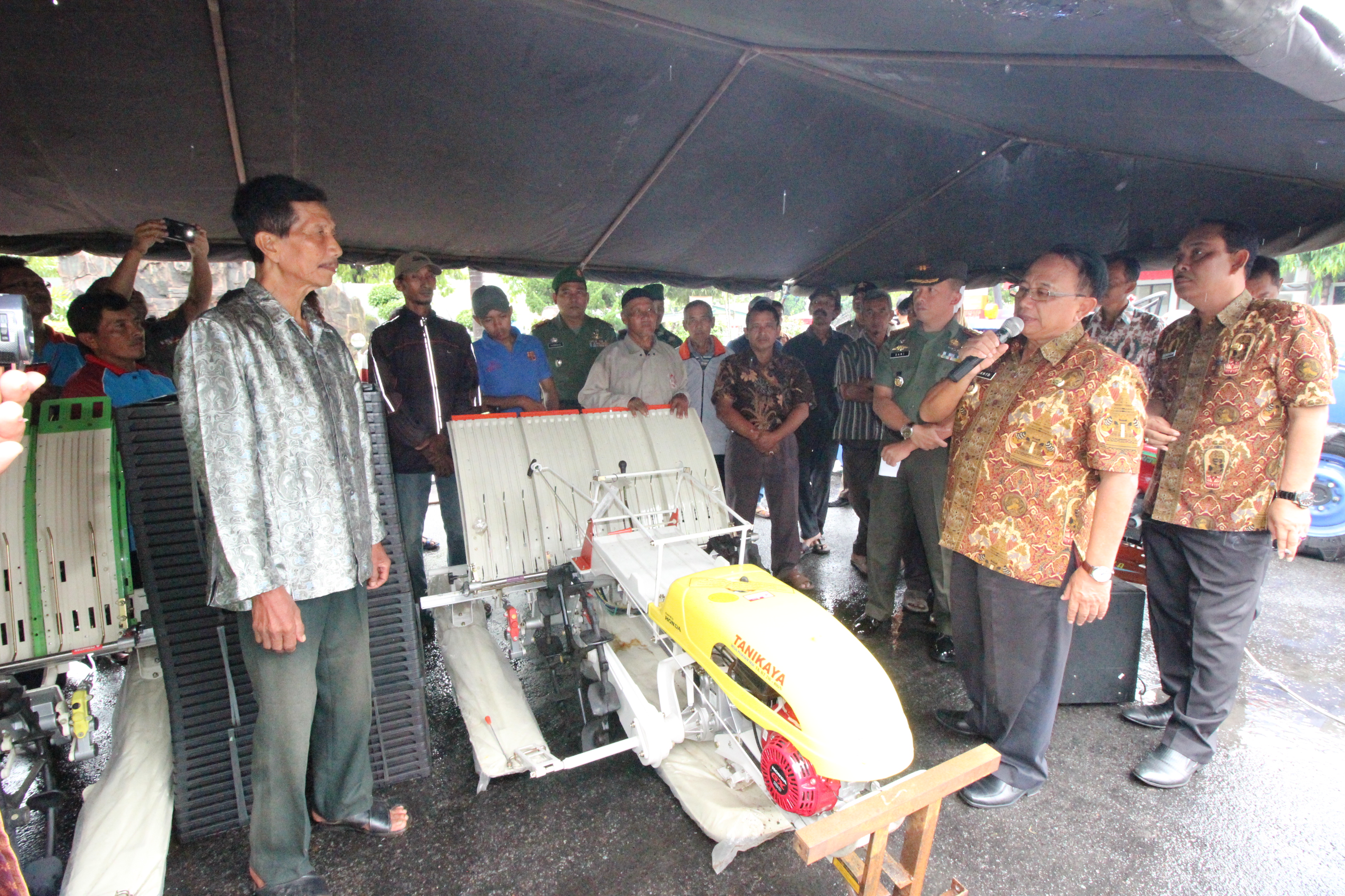 ALAT PERTANIAN MODERN, TINGKATKAN HASIL PRODUKSI PANGAN