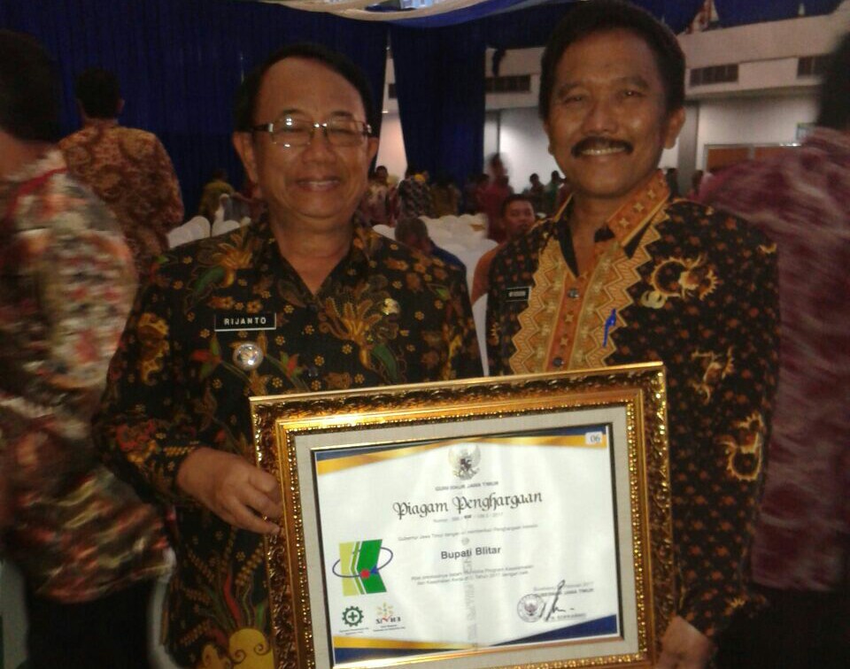 PEMKAB.BLITAR RAIH PENGHARGAAN PEMBINA K3