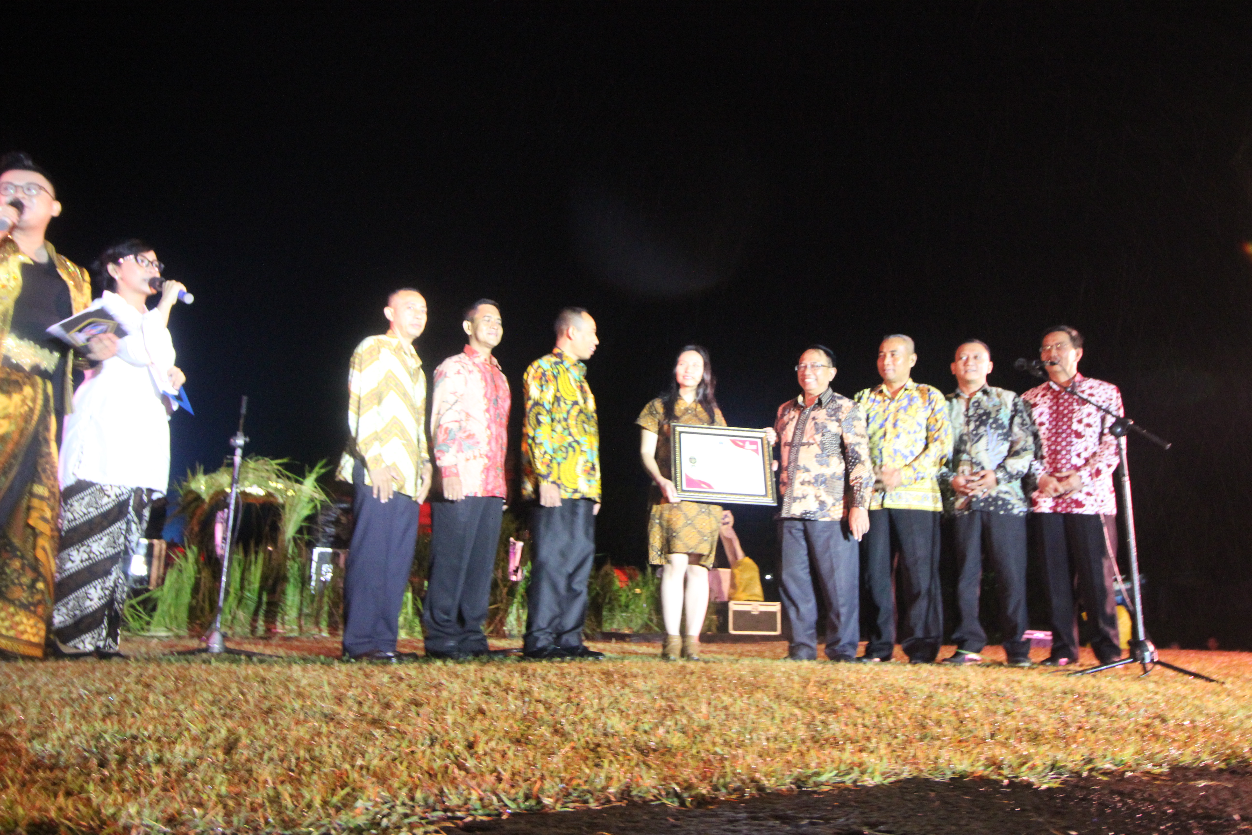 BERKARYA UNTUK DUNIA, MEMBANGGAKAN TANAH KELAHIRAN