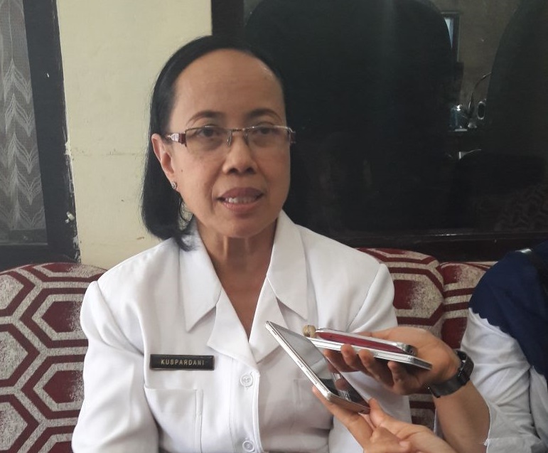 DINAS KESEHATAN MENGIRIM SAMPEL MAKANAN YANG DIDUGA PENYEBAB KERACUNAN SISWA SDN KRISIK 3 GANDUSARI