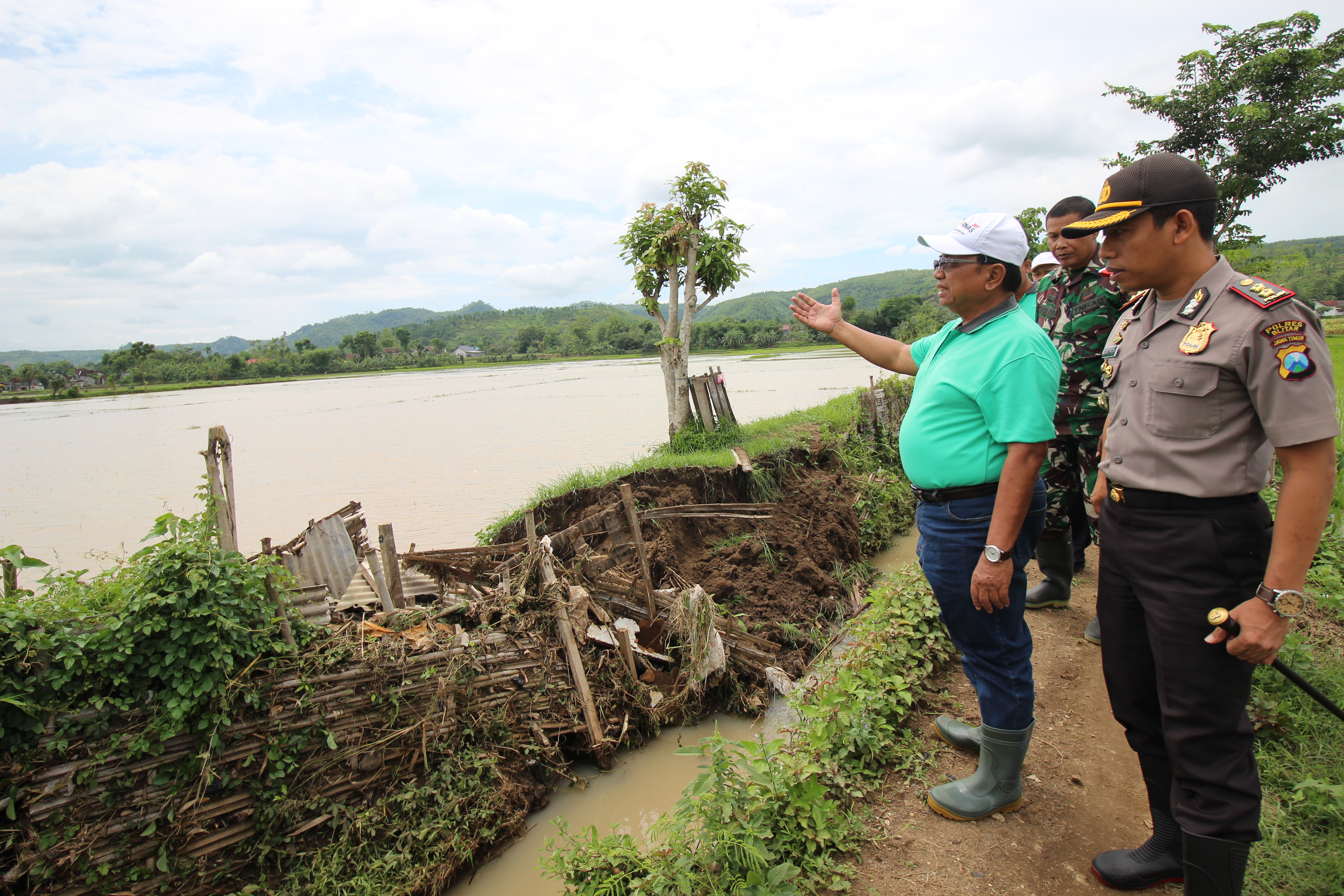 BUPATI BLITAR: MASYARAKAT  HARUS MERUBAH PERILAKU UNTUK TIDAK BUANG SAMPAH DI SUNGAI