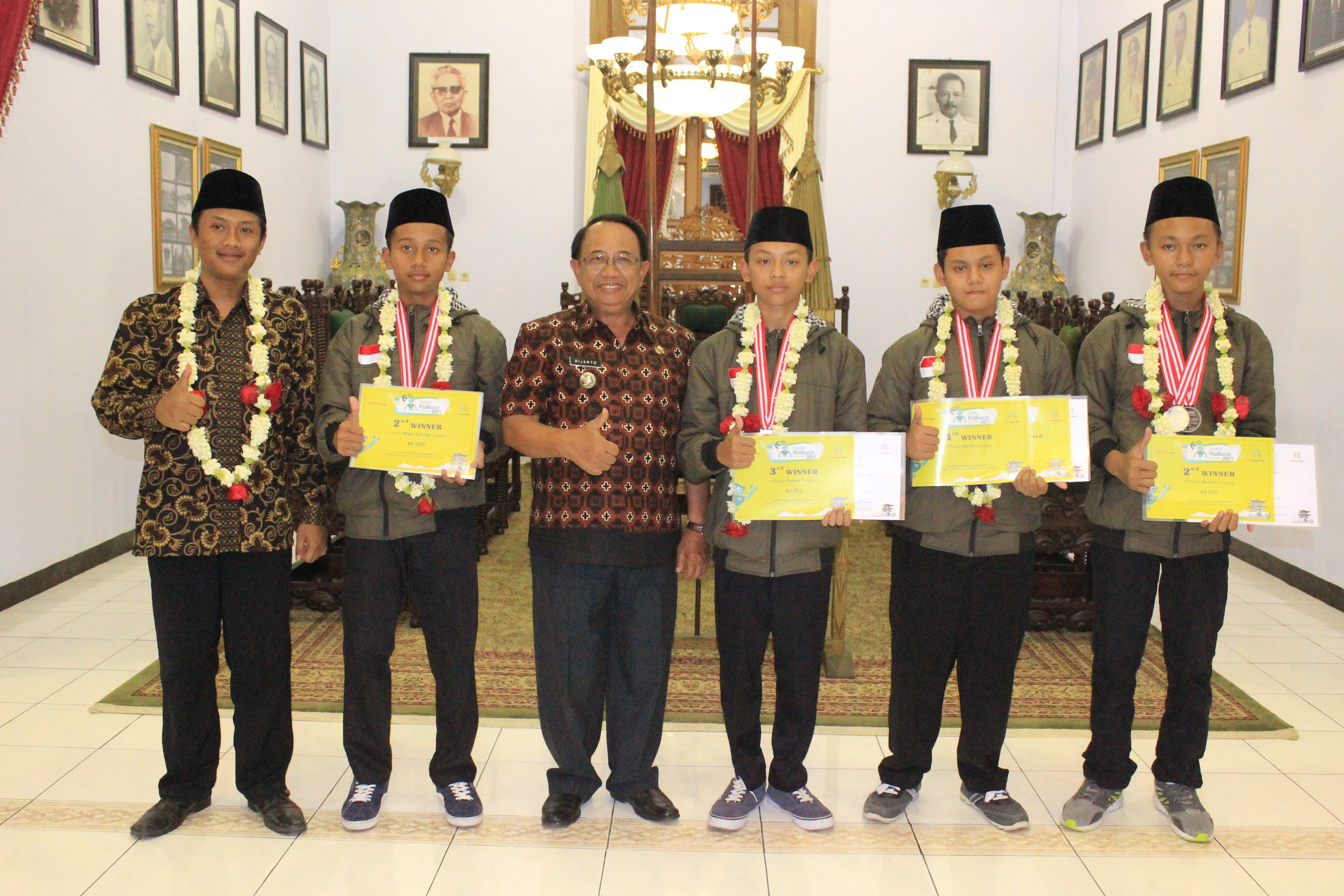 BUPATI BLITAR: MESKI SANTRI NDESO, NAMUN PRESTASI INTERNASIONAL