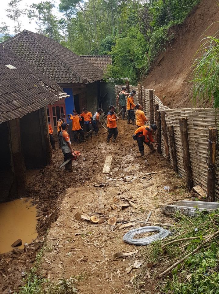 BUPATI BLITAR INSTRUKSIKAN BPBD LAKUKAN PENANGANAN LONGSOR DI DESA KRISIK